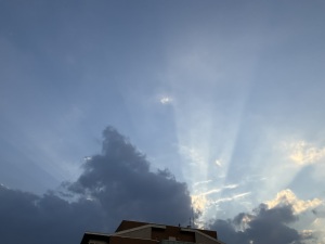 金曜日の夕方の空